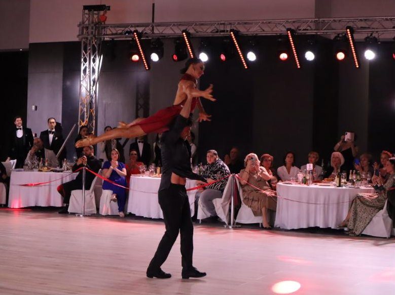 An overhead lift performed between the dinner tables